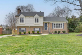 8 Mi to Uptown Home with Hot Tub in Charlotte!